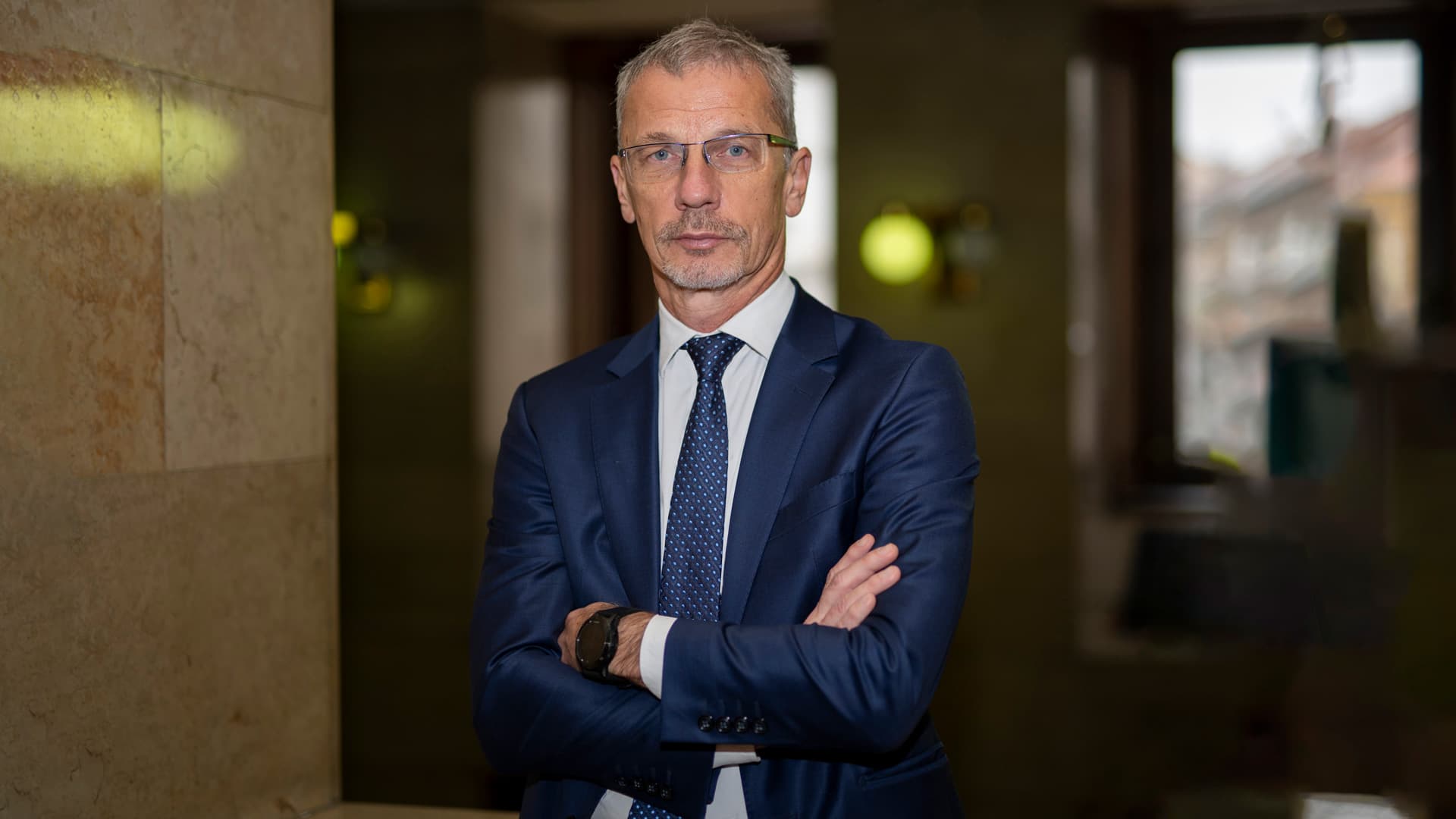 Monetarna politika na uravnotežen način uvažava stabilizaciju inflacije, zaštitu potrošača i financijsku stabilnost