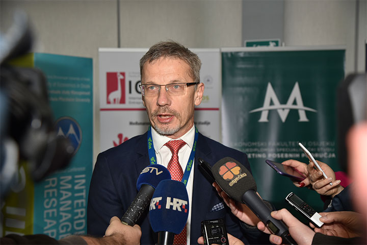 Uvođenje eura: Poticaj izvozu i rastu zaposlenosti Uvođenje eura: Poticaj izvozu i rastu zaposlenosti